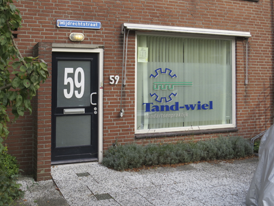 908359 Afbeelding van de naam van de tandartsenpraktijk 'Tand-wiel', op het raam van de praktijk (Mijdrechtstraat 59) ...